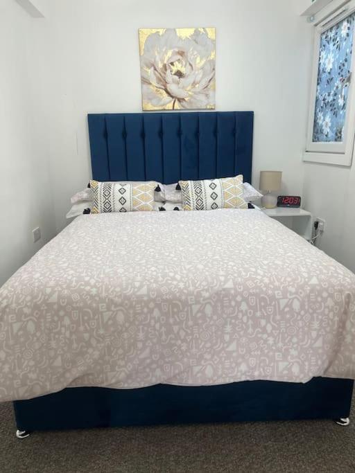 Apartment Penlea ~ 1 Bedroom Flat With Harbour View