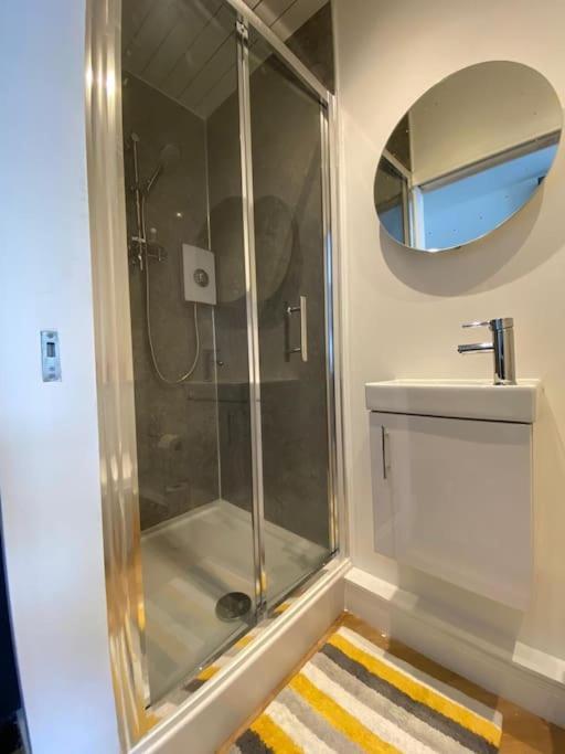 Penlea ~ 1 Bedroom Flat With Harbour View *
