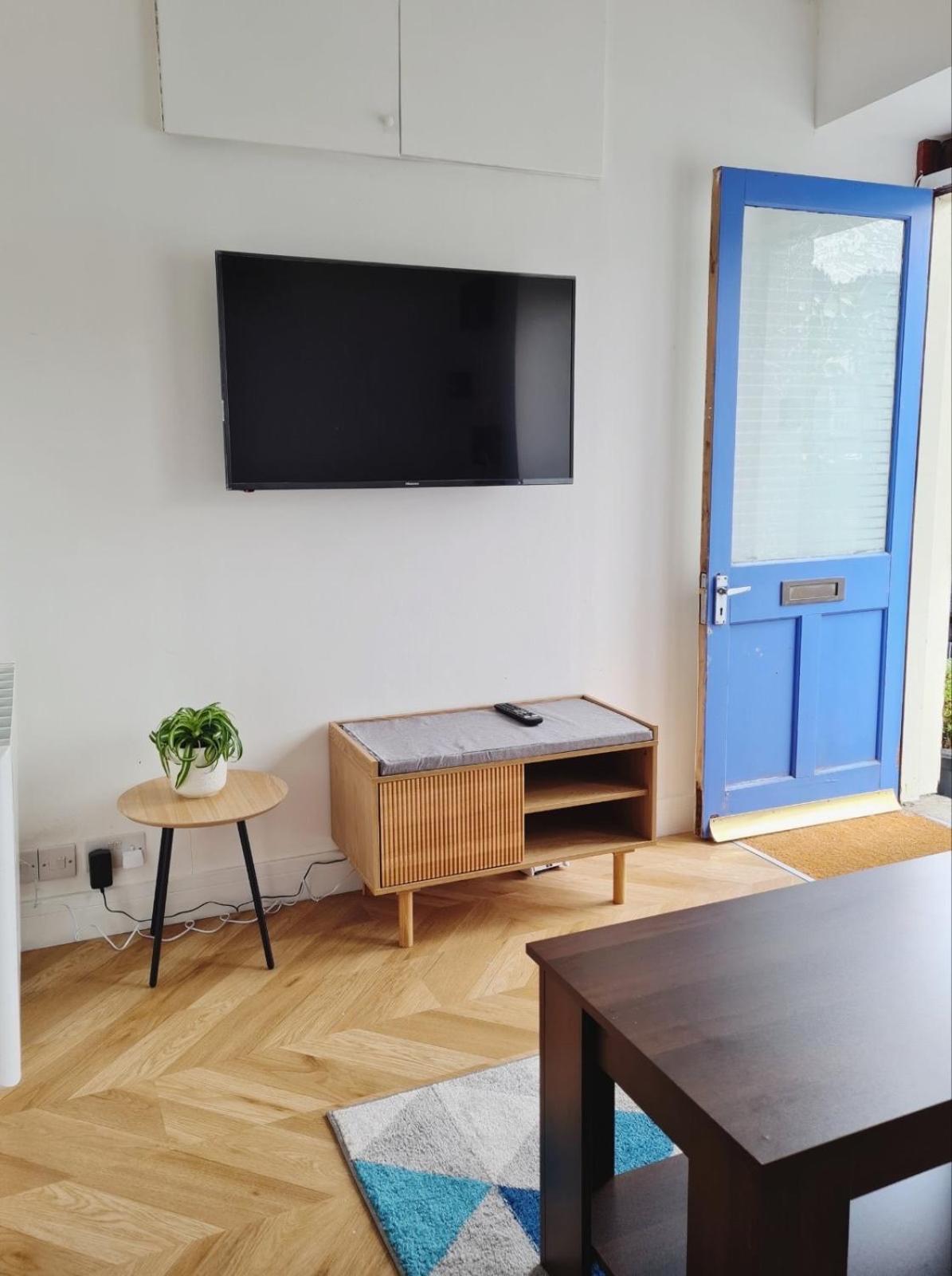 Apartment Penlea ~ 1 Bedroom Flat With Harbour View *
